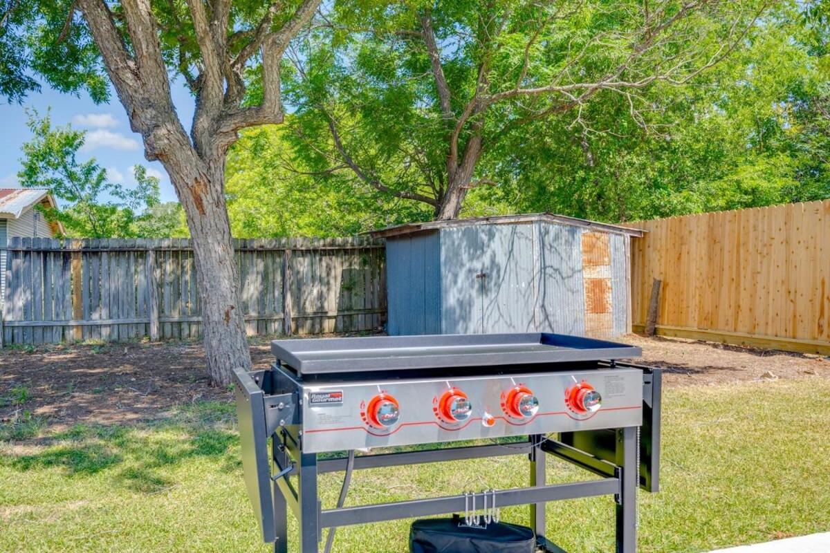 2 Kings Hot Tub Modern Cottage Hill Country Blanco Exterior foto