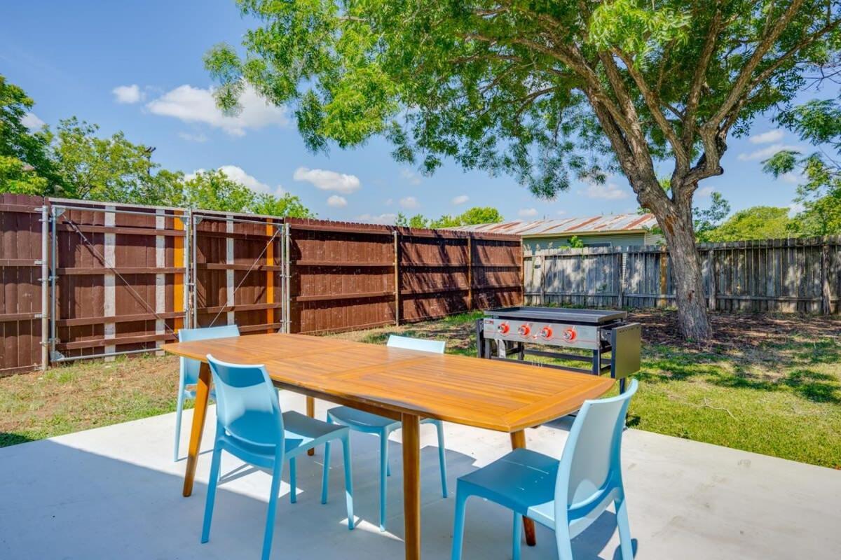 2 Kings Hot Tub Modern Cottage Hill Country Blanco Exterior foto
